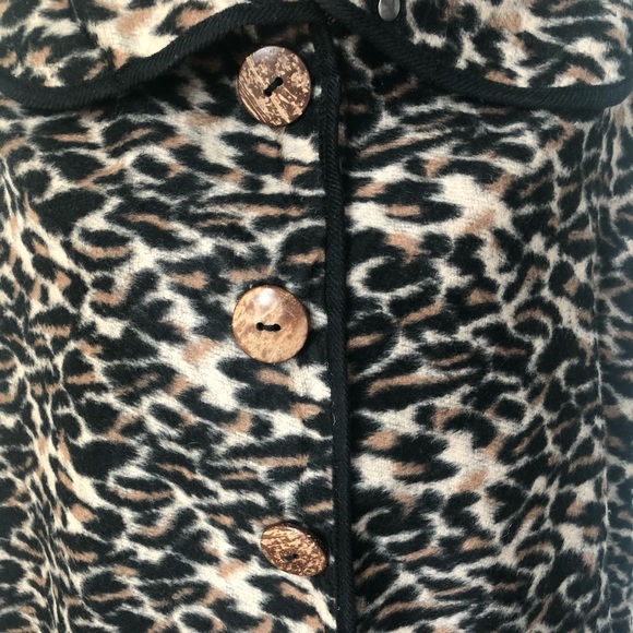 Leopard Oversized Collar Poncho - Picture 5 of 6